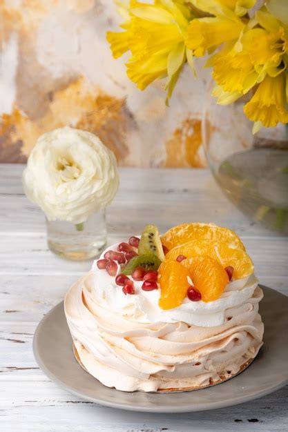 Pavlova Es Un Pastel A Base De Merengue Cubierto Con Fruta Y Crema