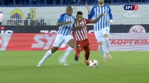 Matías Nahuel requests a penalty 5 Atromitos vs Olympiakos Piraeus