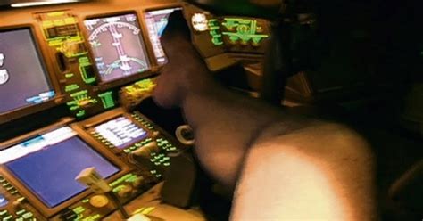 Piloto Se Fotografió Desnudo Y Con Pornografía En Pleno Vuelo Infobae