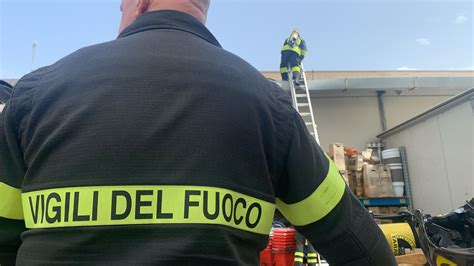 Taranto Incendio In Un Negozio Cinese Al Rione Tamburi Antenna Sud