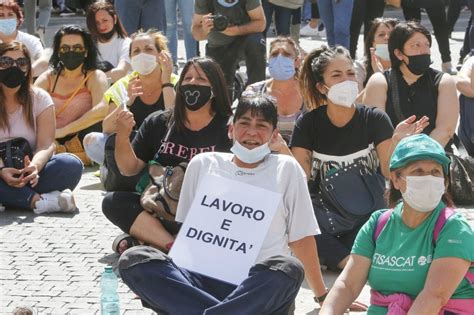 Roma La Protesta Dei Lavoratori Delle Mense Scolastiche In Tanti