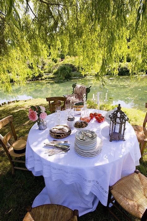 Gedeckter Tisch Am Teich Im Romantischen Bilder Kaufen 366810