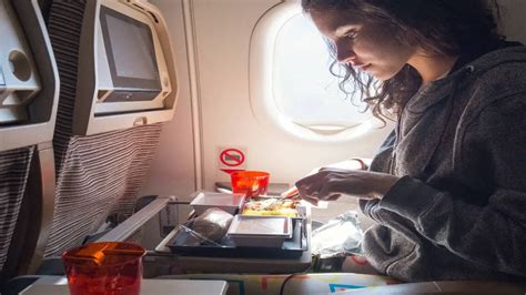 Descubre si puedes llevar comida enlatada en un avión Todo sobre las