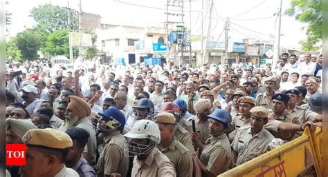 Haryana Arhtiyas Protest Outside Cm Khattar S Residence In Karnal Over Online Paddy Trading