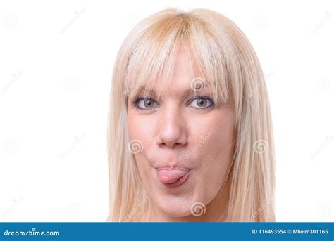 Mujer Rubia Que Se Pega Hacia Fuera La Lengua Foto De Archivo Imagen