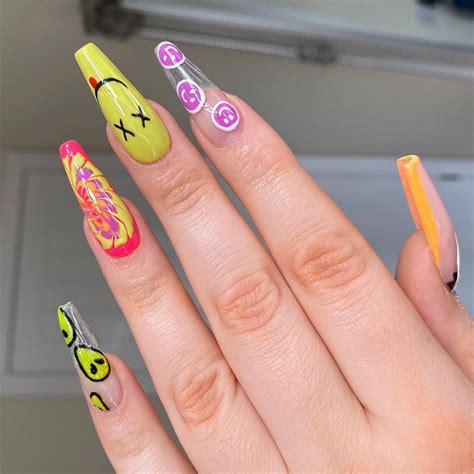 Smiley Face Nails Are The Biggest Manicure Trend Rn Major Mag In 2021