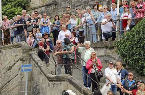 Kronacher Sch Tzenzug Mit Dudelsack Und Blasmusik Zur Hofwiese