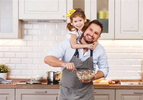 Familia Feliz En La Cocina Padre E Hija Amasan La Masa Y Hornear Las