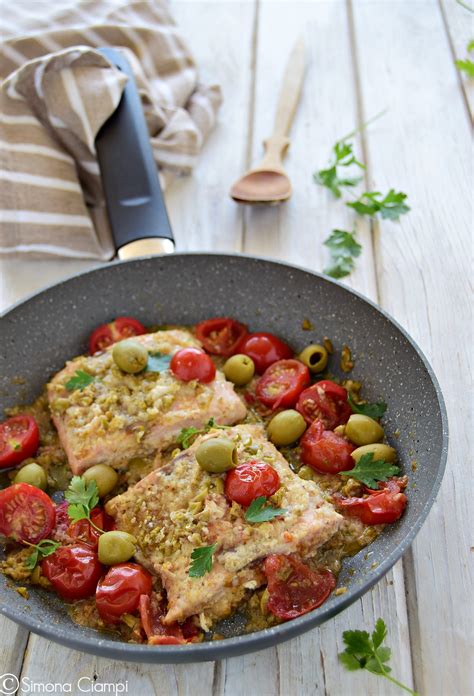 Salmone In Padella Con Salsa Alle Olive E Pomodorini Lapasticceramatta