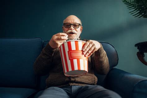 Homem Idoso Pipoca Assistindo Tv No Sof Do Escrit Rio Em Casa