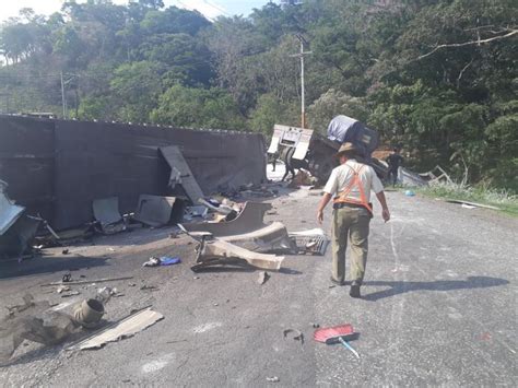 Carretera Cerrada Aparatoso Accidente Entre Dos Camiones En Escuintla