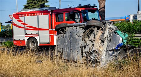 Ostia Incidente Choc Sulla Cristoforo Colombo Auto Passa Col Rosso