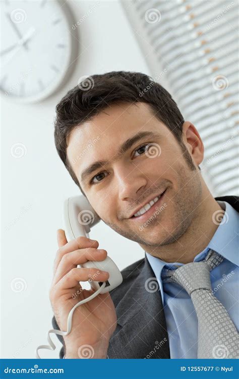 Homem De Neg Cios Novo Que Fala No Telefone Da Linha Terrestre Imagem