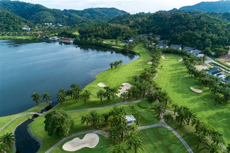 Vista aérea drone tiro de bonito campo golfe Foto Premium