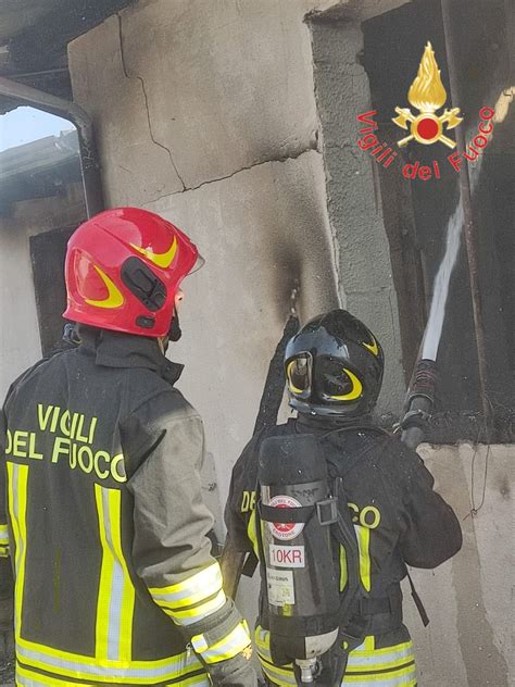 Isola Capo Rizzuto In Fiamme Stabile In Costruzione Adibito Ad