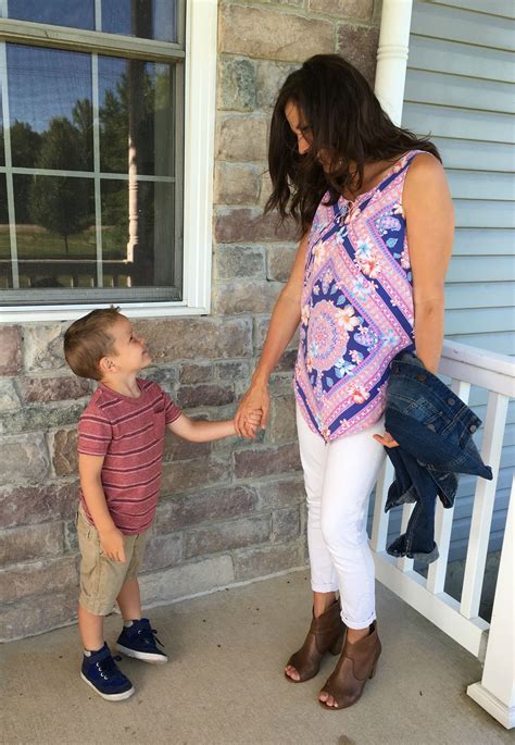 White Pants In Summer Momma In Flip Flops Casual Outfits For Moms Mom Outfits Mom Style