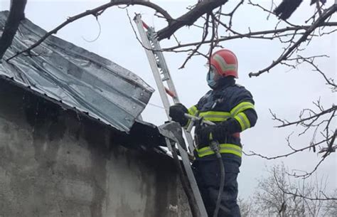 Acoperi Ul I Podul Unei Case Din Bogdana Afectate De Un Incendiu