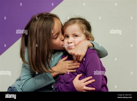 Retrato De Dos Ni As Bes Ndose Y Abraz Ndose Fotograf A De Stock Alamy