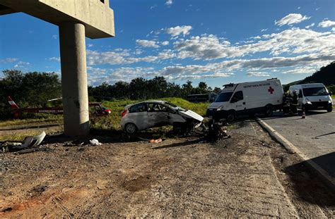 Vídeo mãe e filho ficam feridos após carro bater em pilar de viaduto