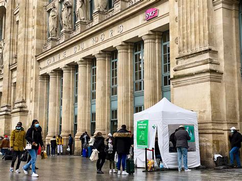 Des Policiers Tirent Sur Un Individu Qui Les Mena Ait Avec Un Couteau