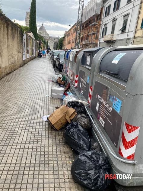 Discarica A Cielo Aperto Sotto La Torre Segnalazione A Pisa