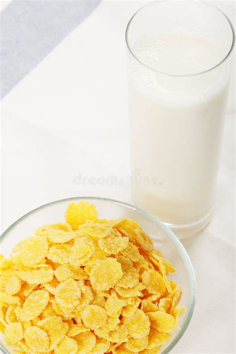 Corn Flakes Und Milch Auf Tabelle Stockfoto Bild Von Di T Milch