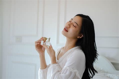 6+ Tips On How To Apply Perfume To Make It Last Longer – JUARA Skincare