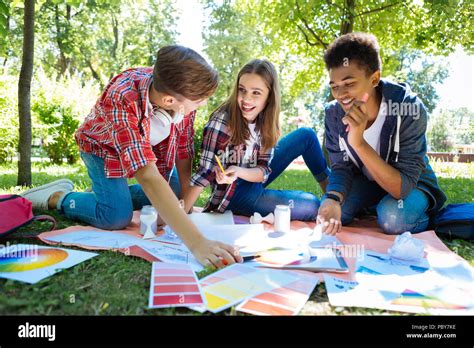 Fille Blonde Avec Des Amis Banque De Photographies Et Dimages Haute R Solution Alamy