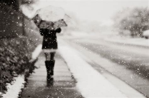 «Woman Walking In Snow Storm With Umbrella» del colaborador de Stocksy ...