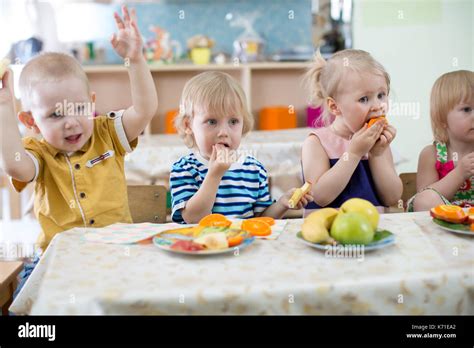 Grupo De Niños Comiendo En Kindergarten Fotografía De Stock Alamy