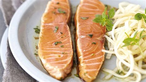 Saumon écossais mi cuit mariné au basilic salade de daïkon râpé Virgule