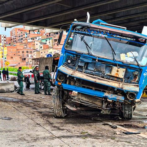 Accidente De Tránsito En La Autopista La Paz El Alto Deja Como Saldo Cuatro Muertos AygÜn Bolivia