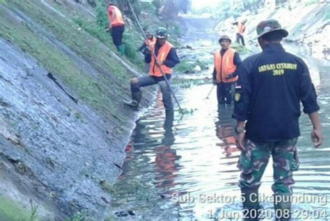 Sektor 21 5 Satgas Citarum Harum Giat Bebersih Sampah Di Sungai