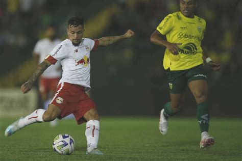 Palmeiras mantém investida para contratar atacante Artur do Red Bull