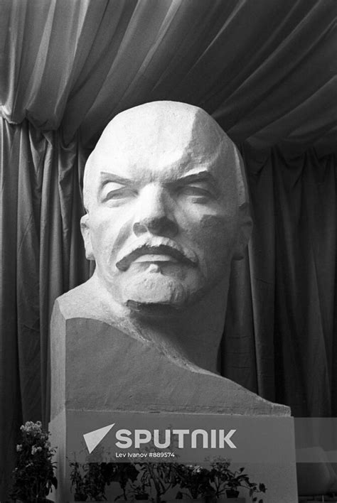 Sculpture V Lenin Sputnik Mediabank