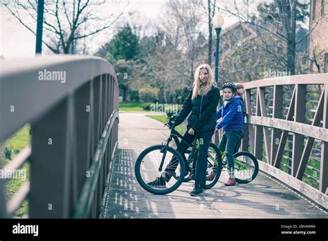 Maman Avec Deux Enfants Banque De Photographies Et Dimages à Haute