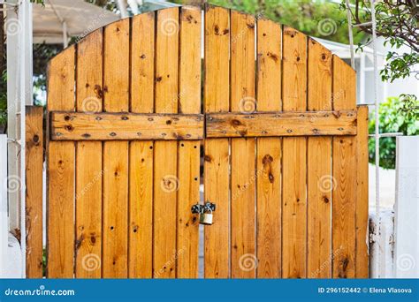 Puertas Dobles De Madera Tradicionales Con Candado Foto De Archivo