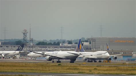 United Airlines Boeing 777 running to take off 7658268 Stock Video at ...