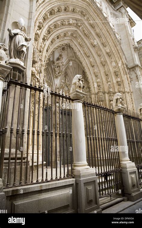 Puerta de los leones de la catedral de toledo fotografías e imágenes de