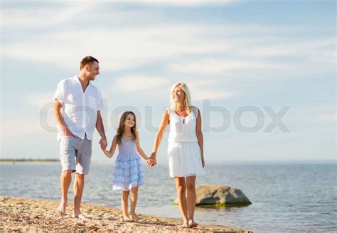 glückliche Familie am Meer Stock Bild Colourbox