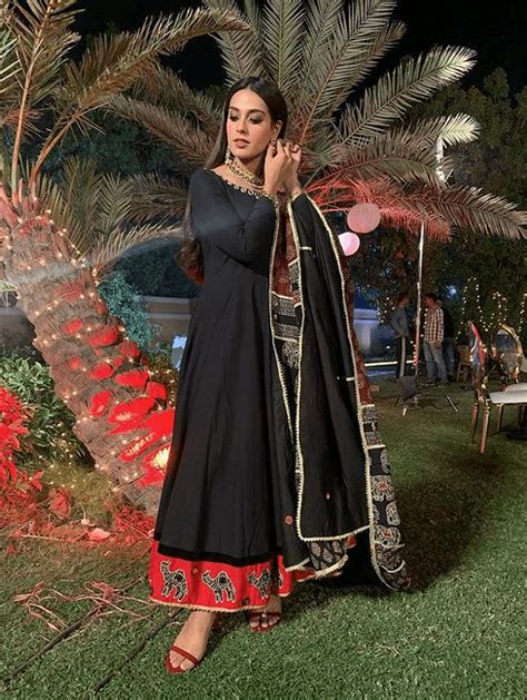 Iqra Aziz Dresses In Khuda Aur Mohabbat Season 3 Showbiz Hut