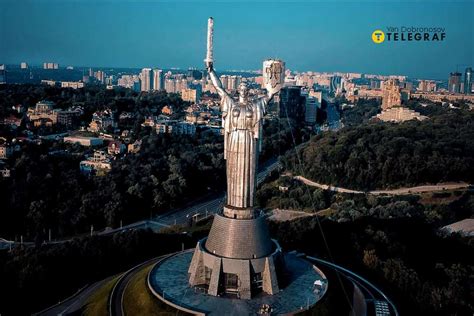 На монумент "Батьківщина-мати" встановили тризуб (фото, відео)
