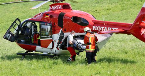 UPDATE 12 Verletzte Schwerer Verkehrsunfall Auf Der B12 Zwischen