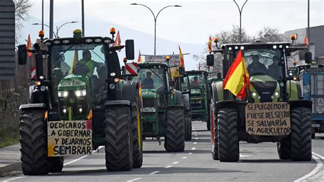 Directo Los Agricultores Protestan Por Su Situaci N Y Cortan Con Sus