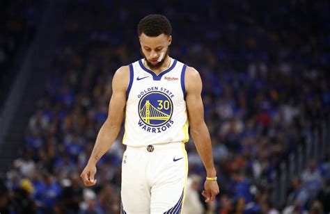 Stephen Curry Suffers Broken Left Hand Return Unclear Yahoo Sports