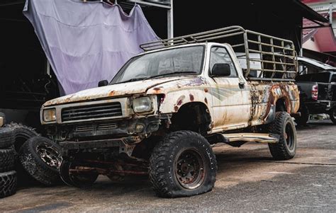 Coche Abandonado Oxidado En Un Gran Dep Sito De Chatarra Foto Premium