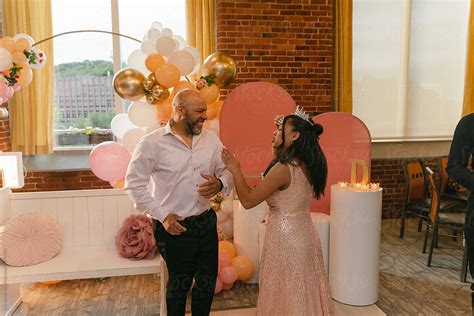 Happy Father Daughter Dance During Quinceanera Del Colaborador De