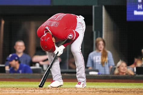 【写真】決定的瞬間痛っ！大谷翔平の股間に自打球直撃：中日スポーツ・東京中日スポーツ