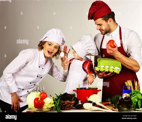 Feliz Familia En La Cocina Lindo Ni O Y Padres En Sombrero De Chef La