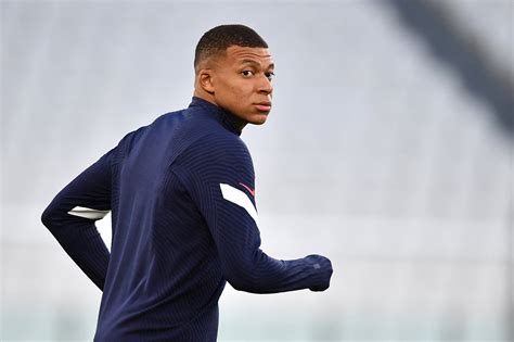 Clamoroso a Parigi Mbappé fuori rosa lattaccante verso il Real